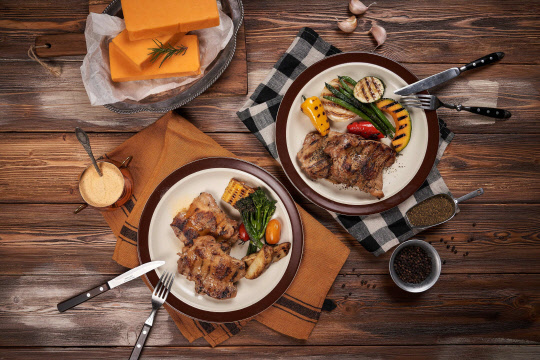 BBQ가 신제품 통살 직화구이 세트를 CJ오쇼핑 방송에서 선보인다. <제너시스BBQ 제공>